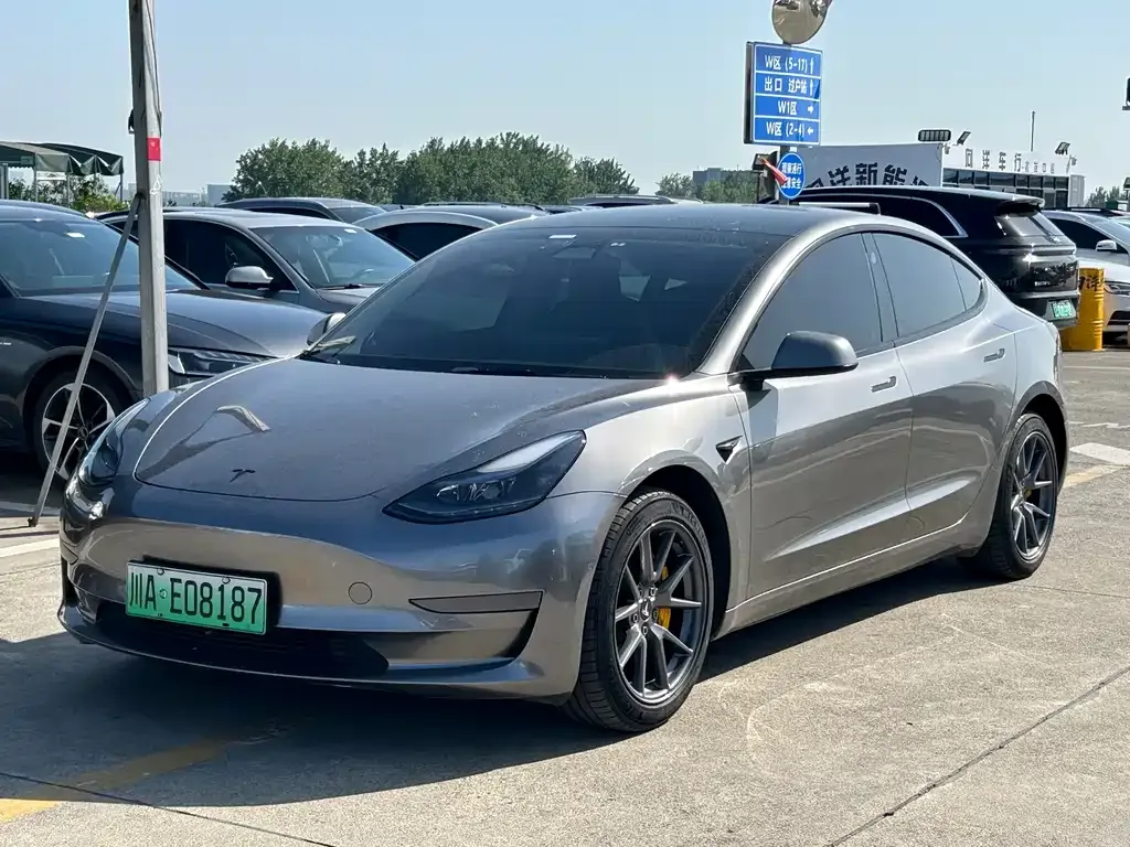 Tesla Model 3 — фото 1