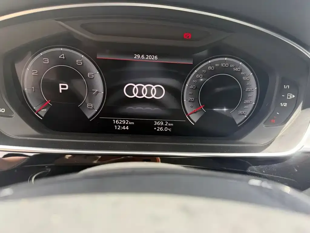 Audi A8 — фото 1