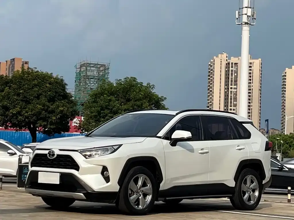Toyota RAV4 — фото 1