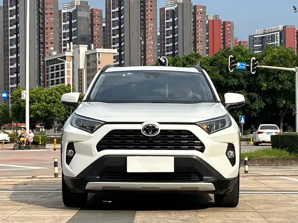 Toyota RAV4 — фото 8