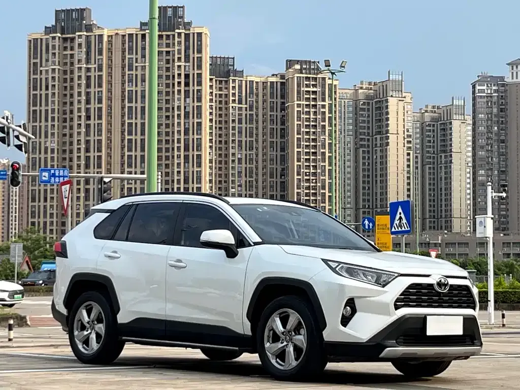 Toyota RAV4 — фото 7