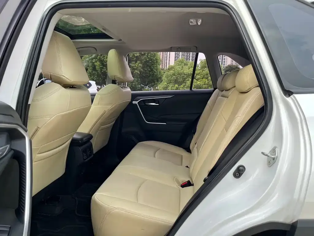 Toyota RAV4 — фото 3