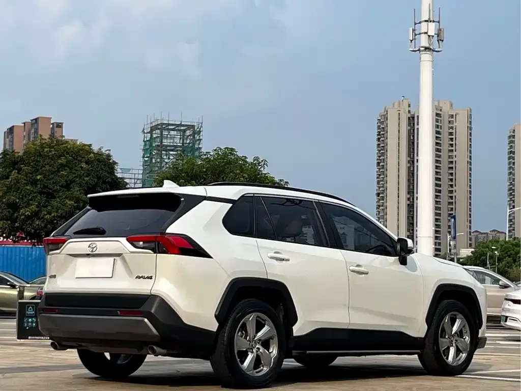 Toyota RAV4 — фото 5