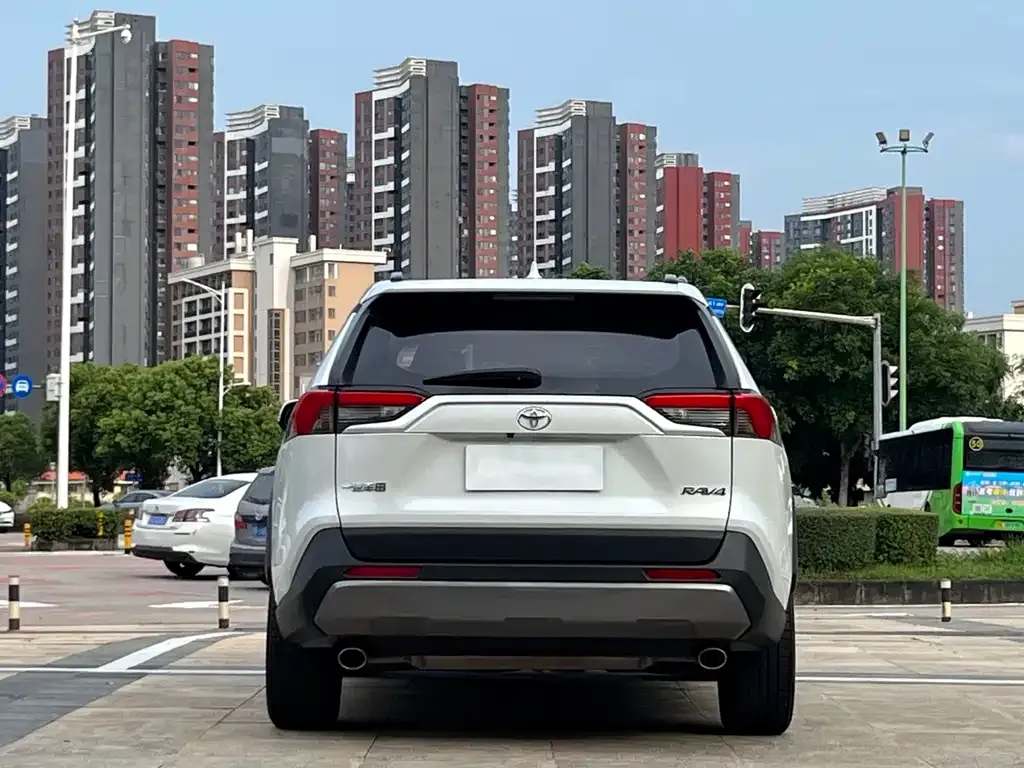 Toyota RAV4 — фото 10
