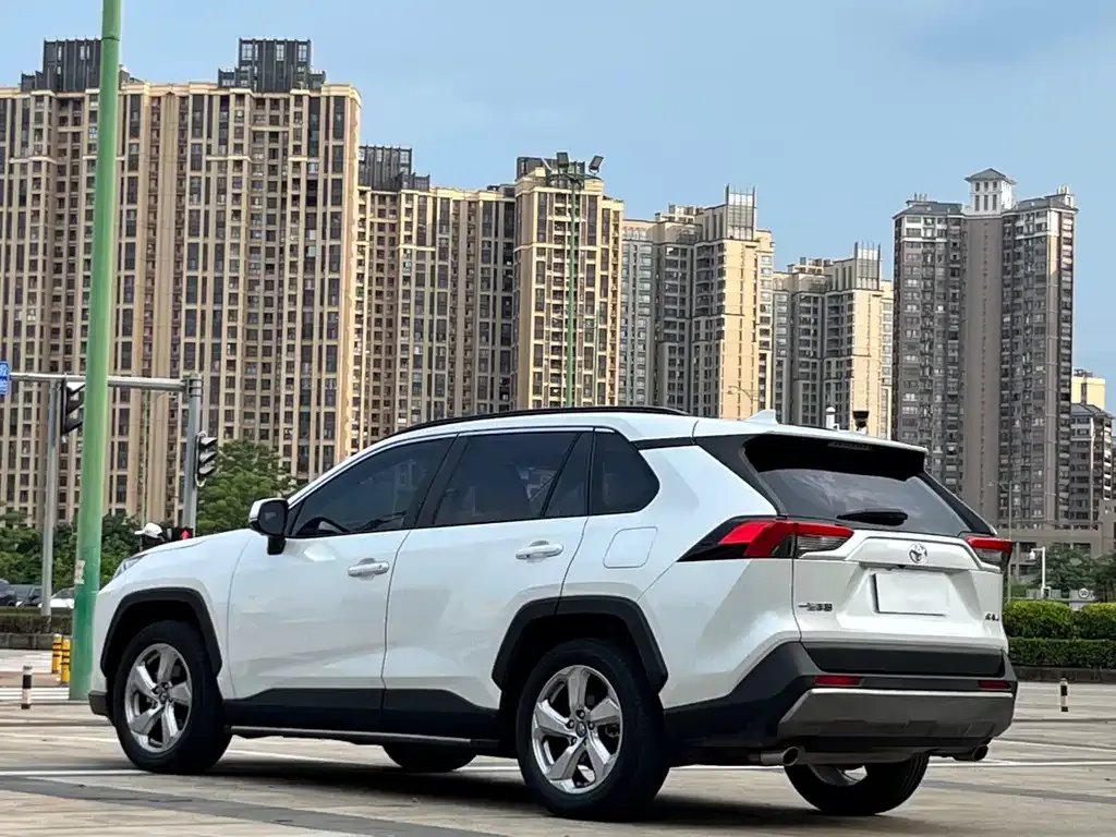 Toyota RAV4 — фото 9