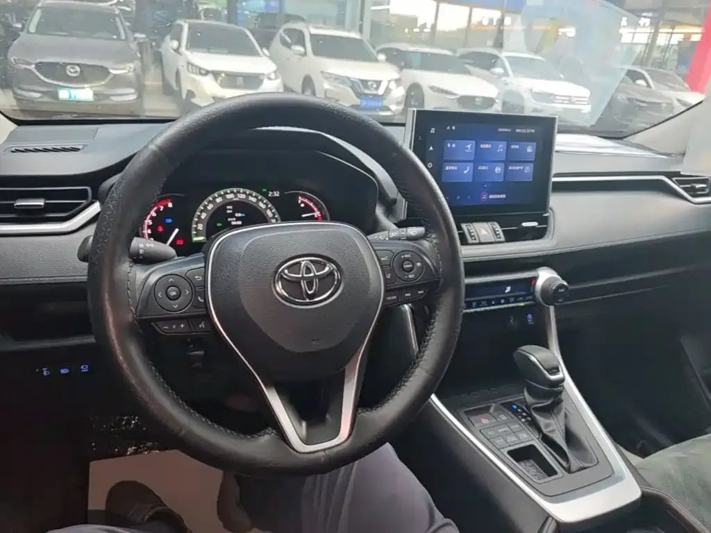 Toyota RAV4 — фото 2