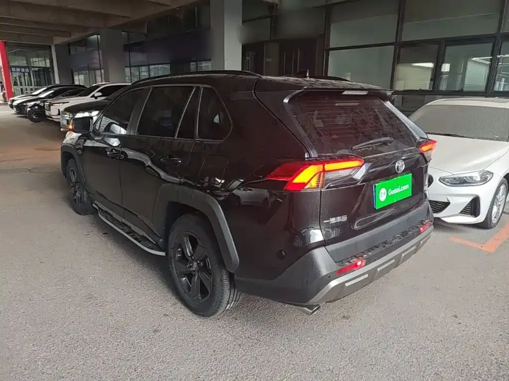 Toyota RAV4 — фото 7