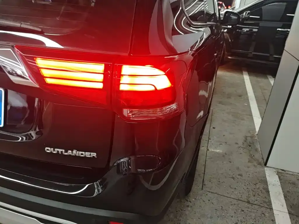 Mitsubishi Outlander — фото 7