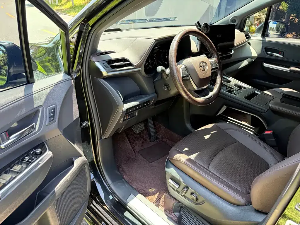 Toyota Granvia — фото 4