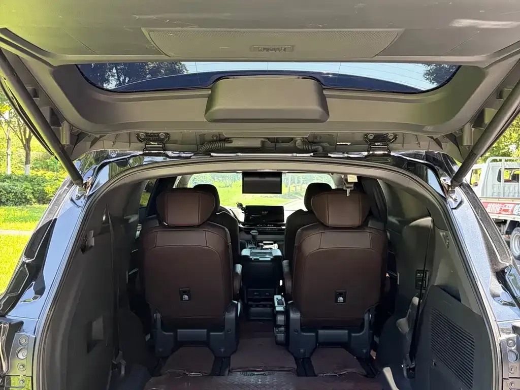 Toyota Granvia — фото 3