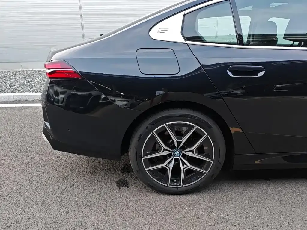 BMW i5 — фото 10