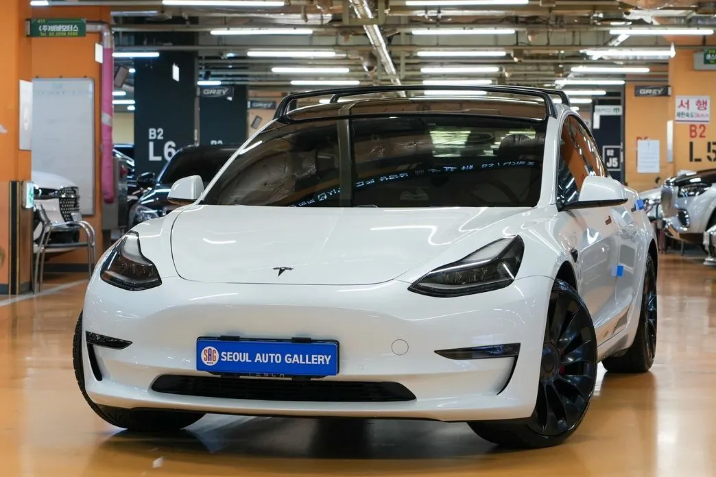 Tesla Model 3 — фото 1