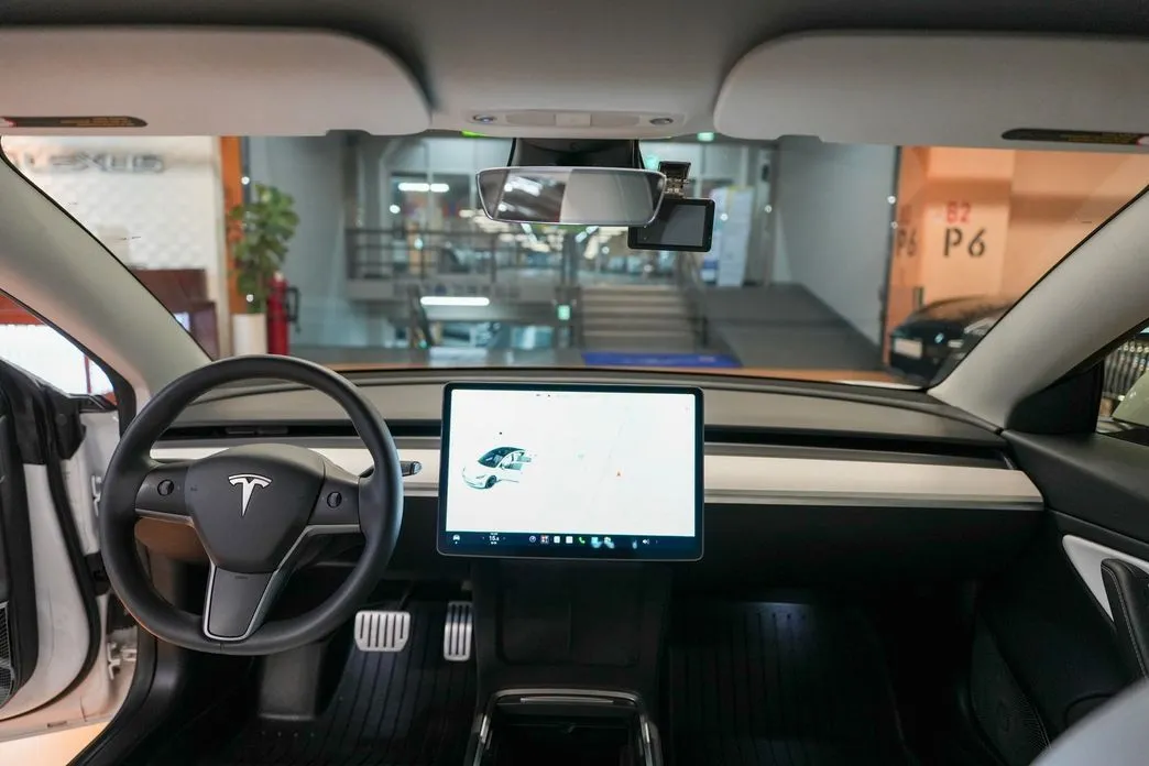 Tesla Model 3 — фото 9
