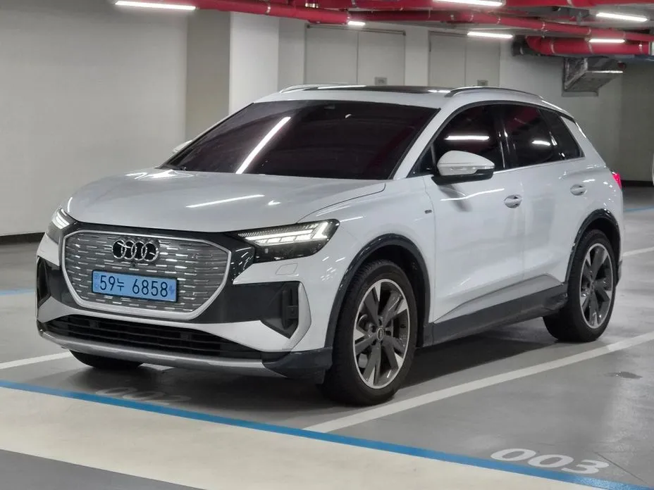 Audi Q4 e-tron — фото 1