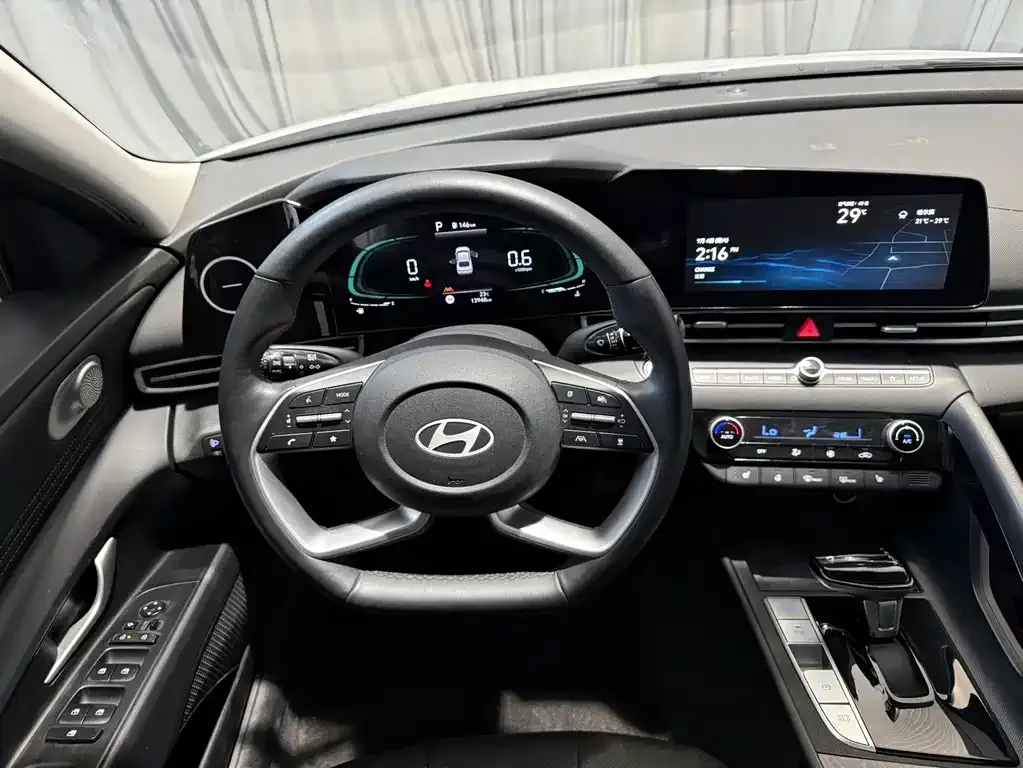 Hyundai Elantra — фото 5