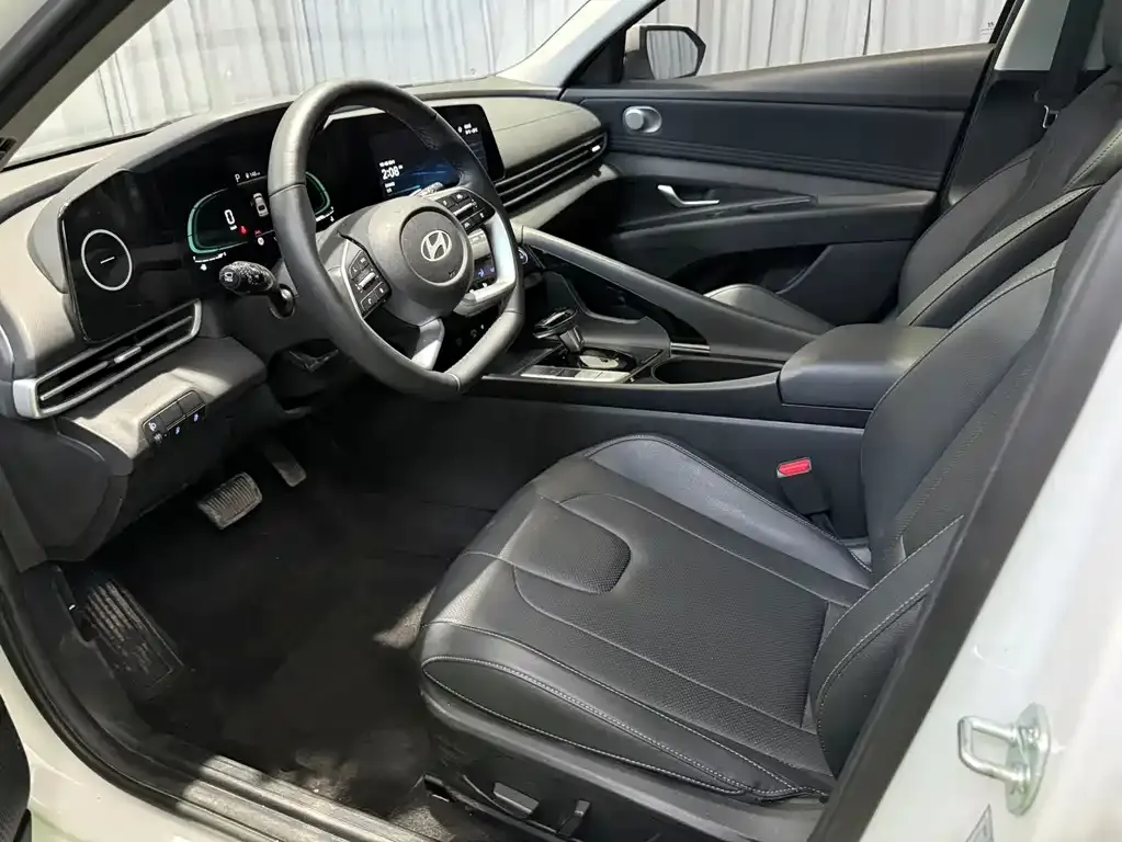 Hyundai Elantra — фото 8