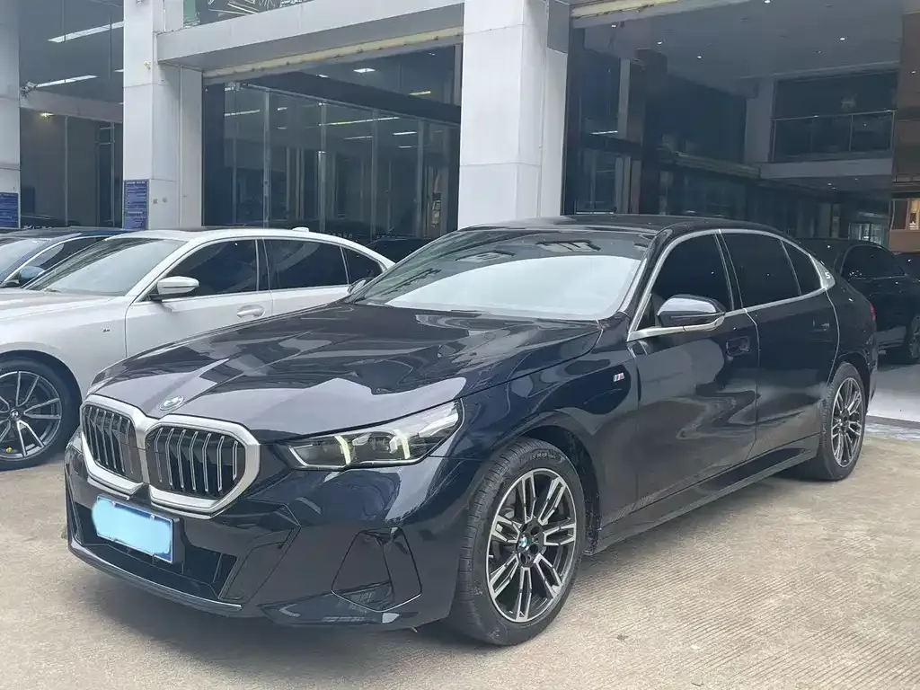 BMW 5 Series — фото 1
