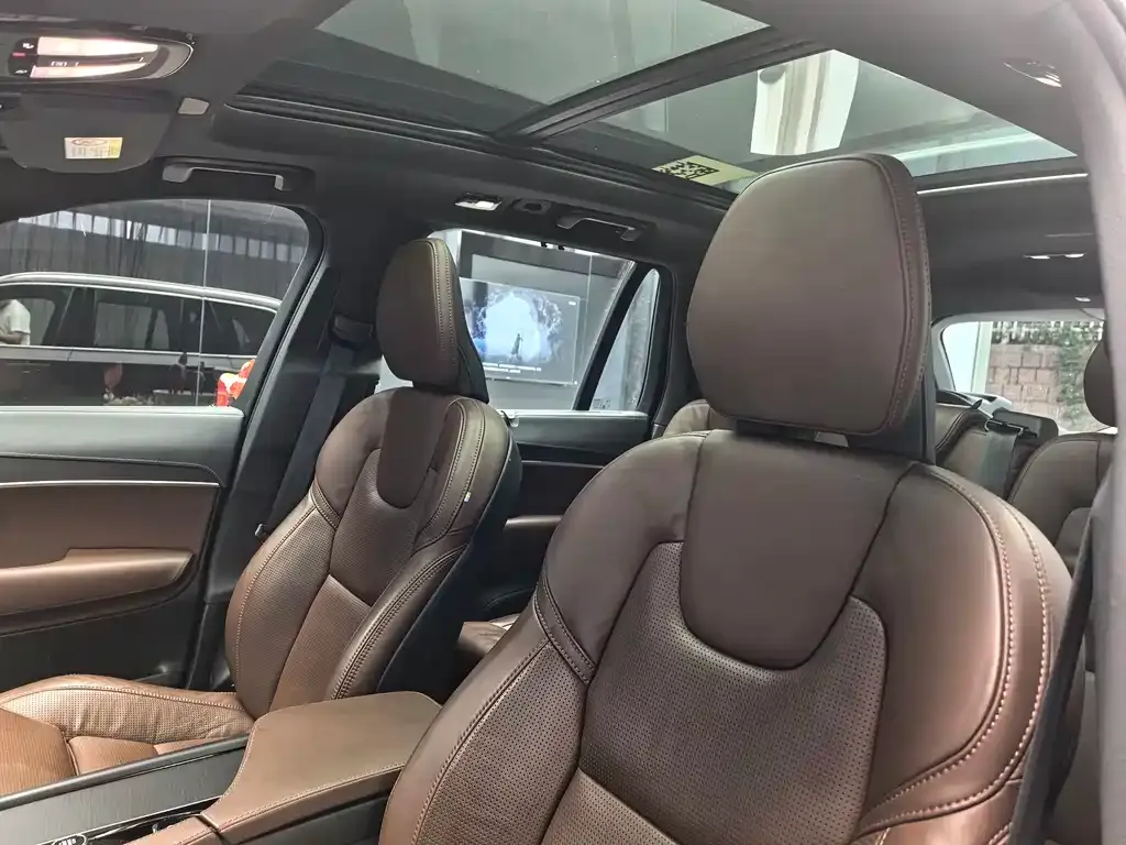 Volvo XC90 — фото 10