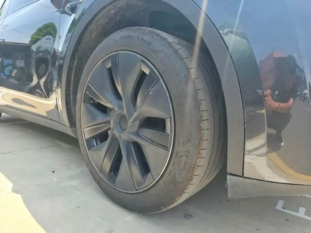 Tesla Model Y — фото 10
