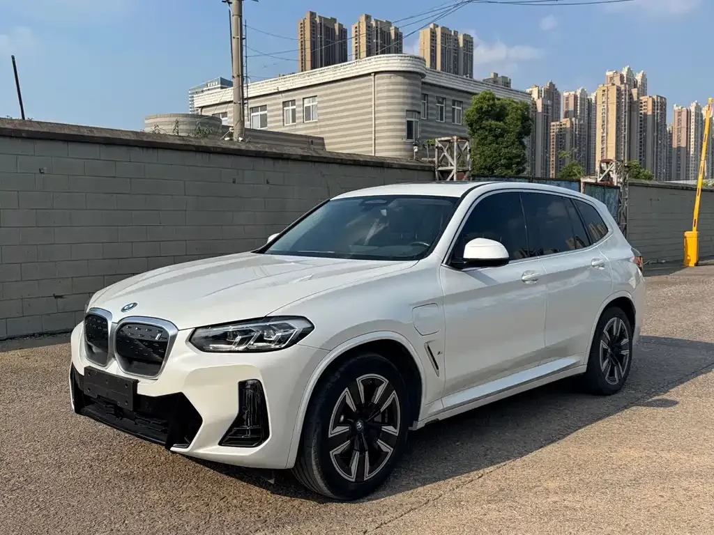 BMW iX3 — фото 1