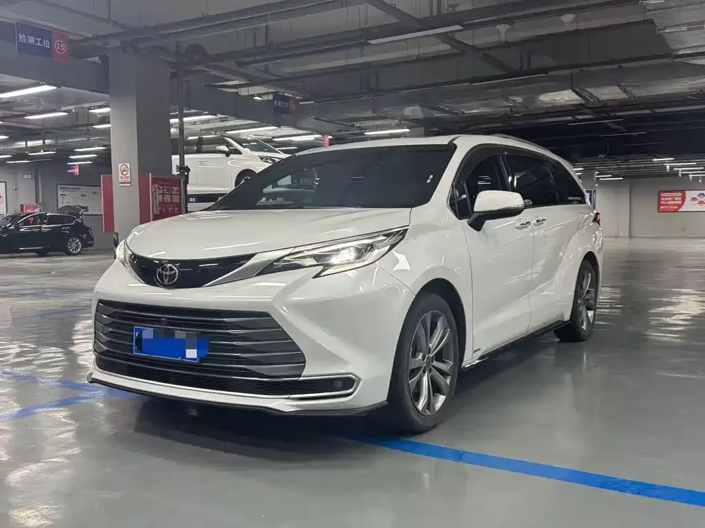 Toyota Sienna — фото 1