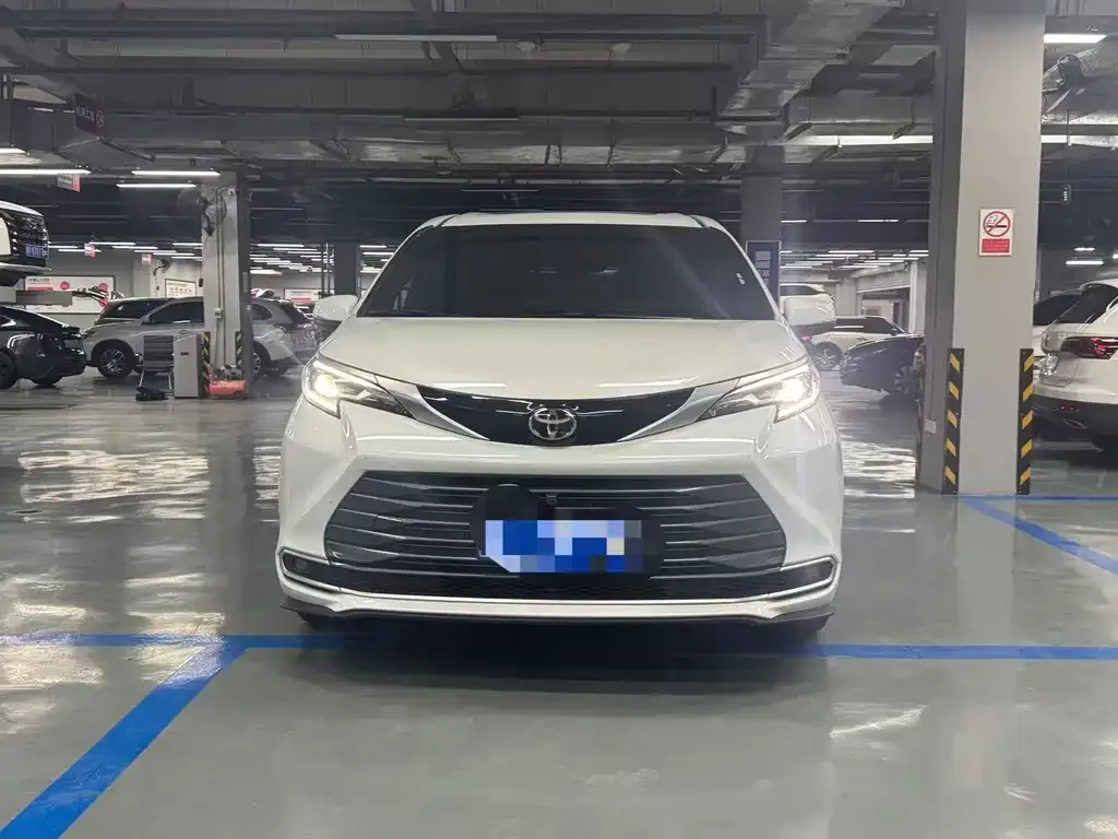 Toyota Sienna — фото 9