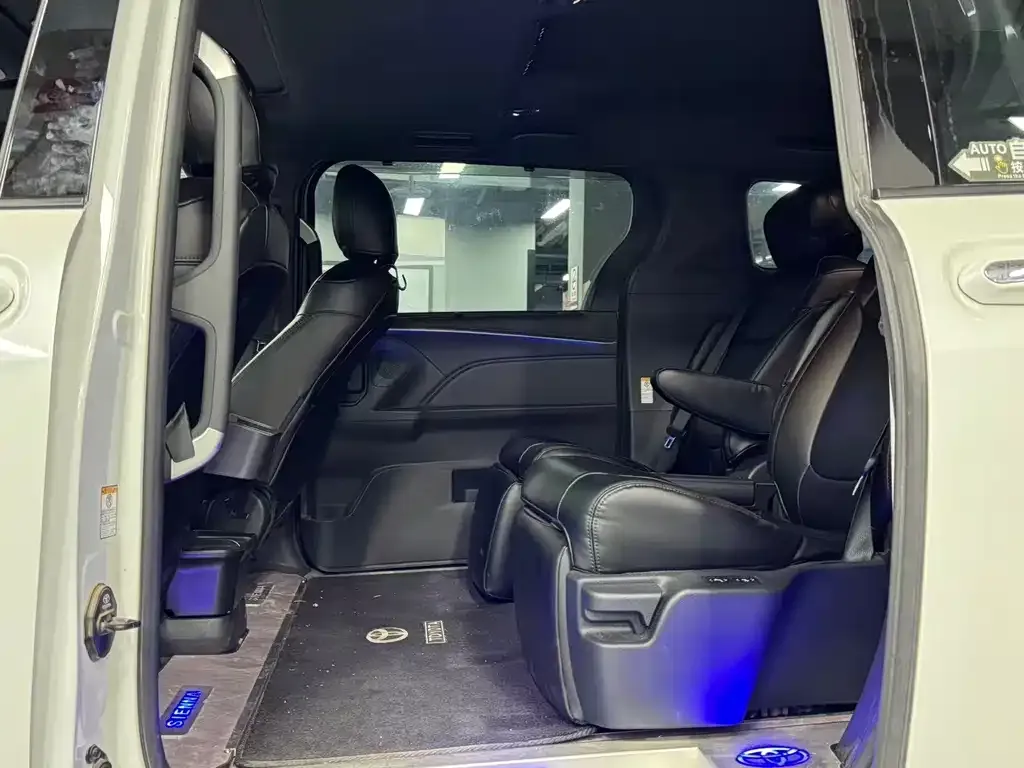 Toyota Sienna — фото 3