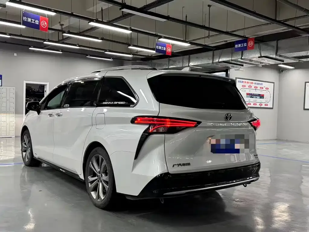 Toyota Sienna — фото 7