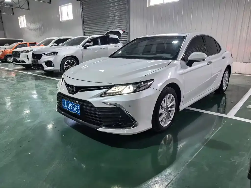 Toyota Camry — фото 1