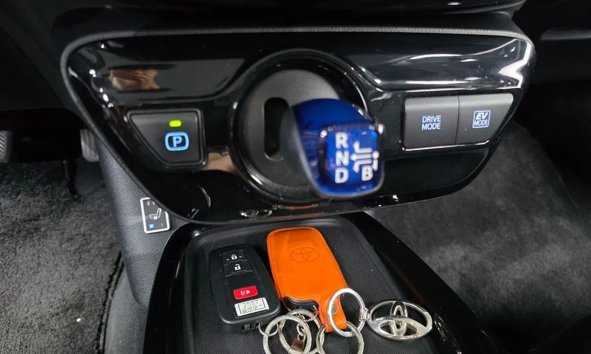 Toyota Prius — фото 7