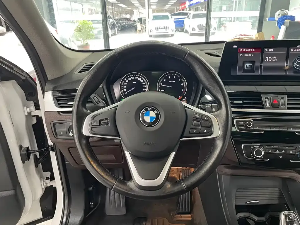 BMW X1 — фото 9