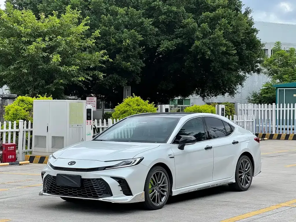 Toyota Camry — фото 1
