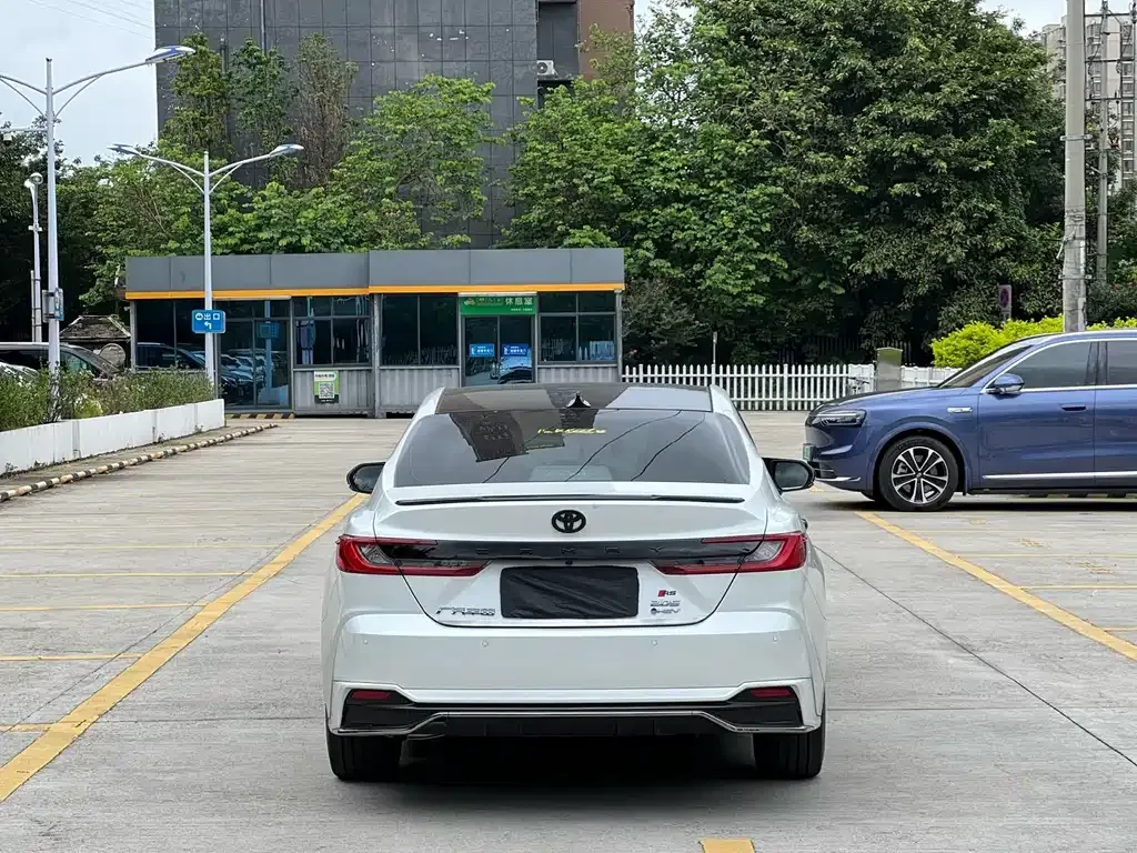 Toyota Camry — фото 8