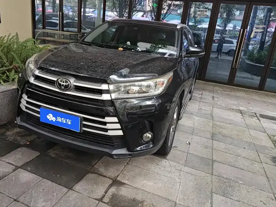 Toyota Highlander — фото 1