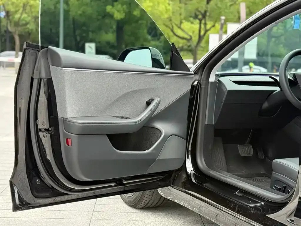 Tesla Model 3 — фото 10