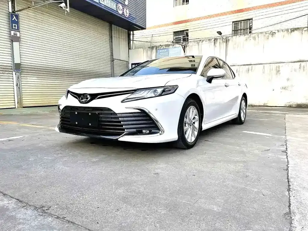 Toyota Camry — фото 1