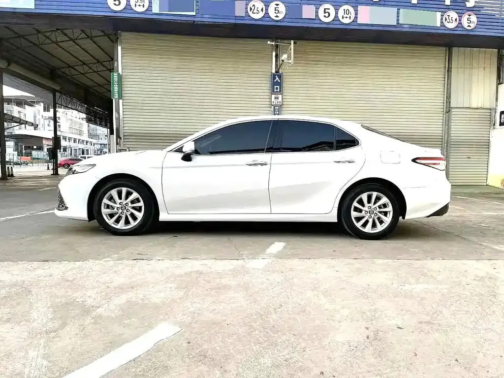 Toyota Camry — фото 6