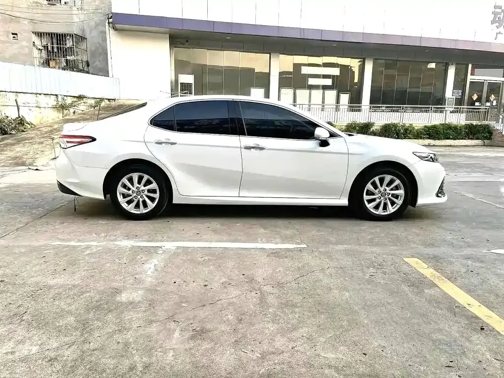 Toyota Camry — фото 10