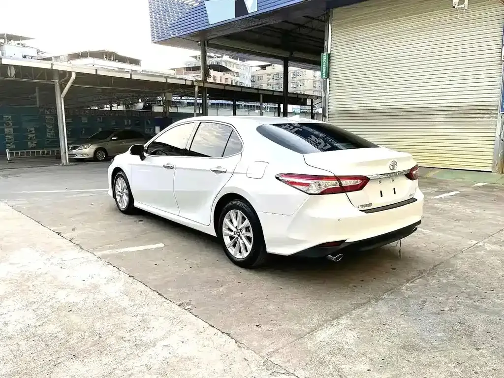 Toyota Camry — фото 5