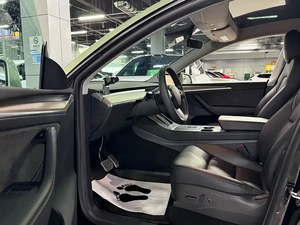 Tesla Model Y — фото 8