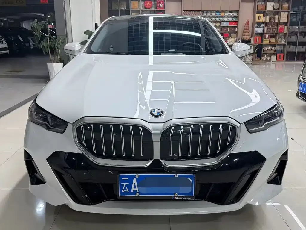 BMW 5 Series — фото 1