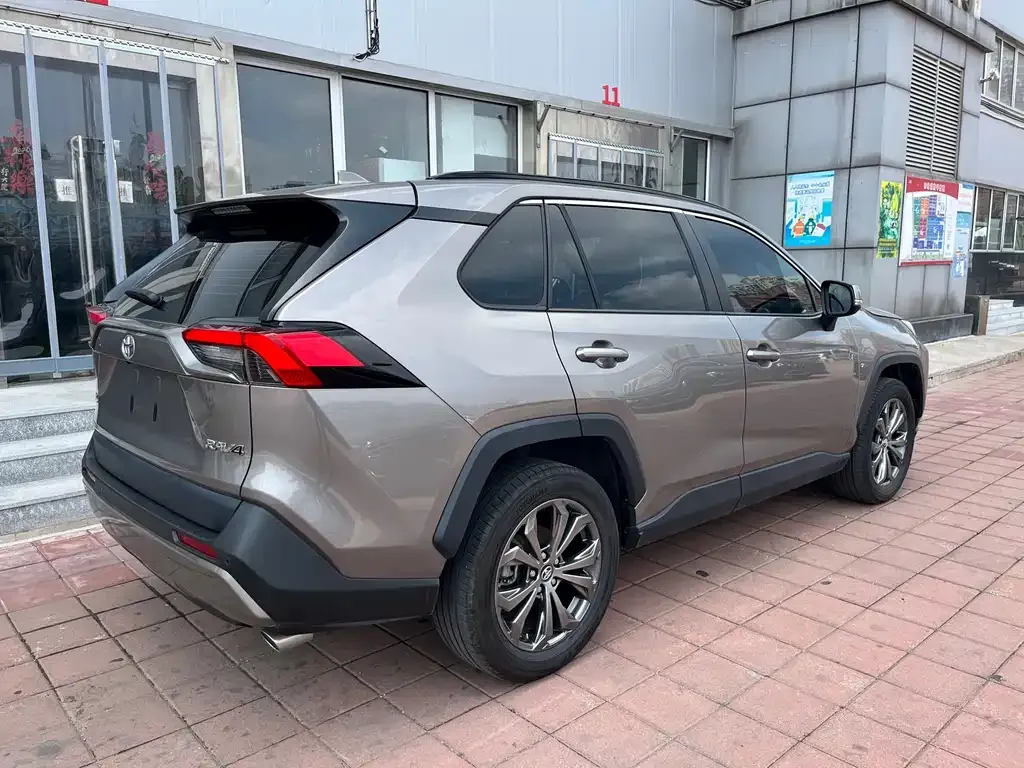 Toyota RAV4 — фото 5
