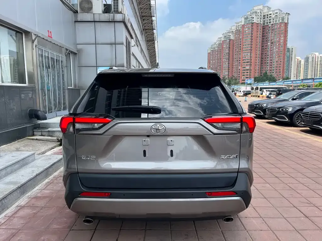 Toyota RAV4 — фото 7