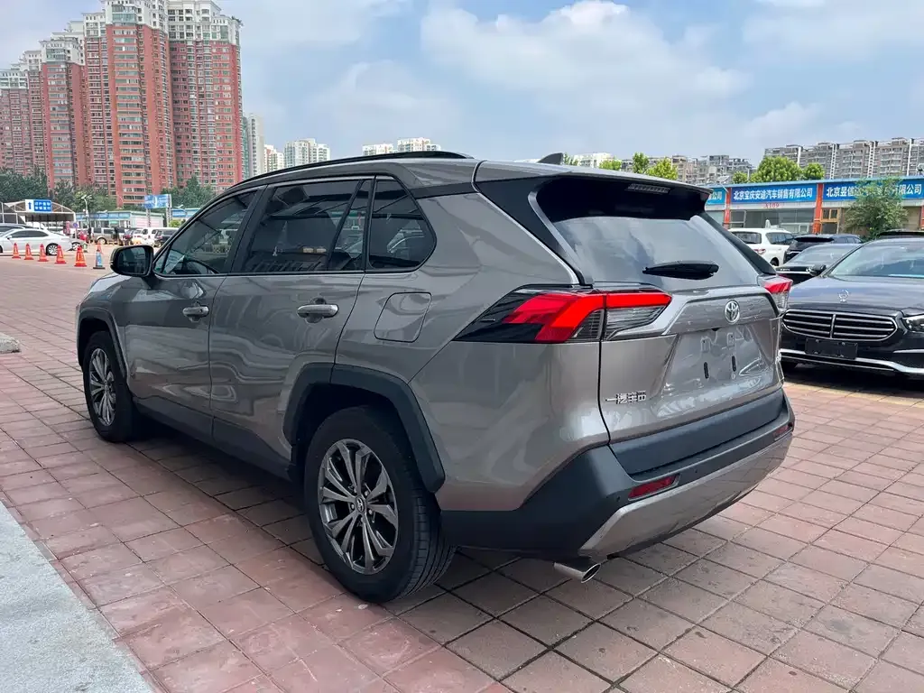 Toyota RAV4 — фото 8