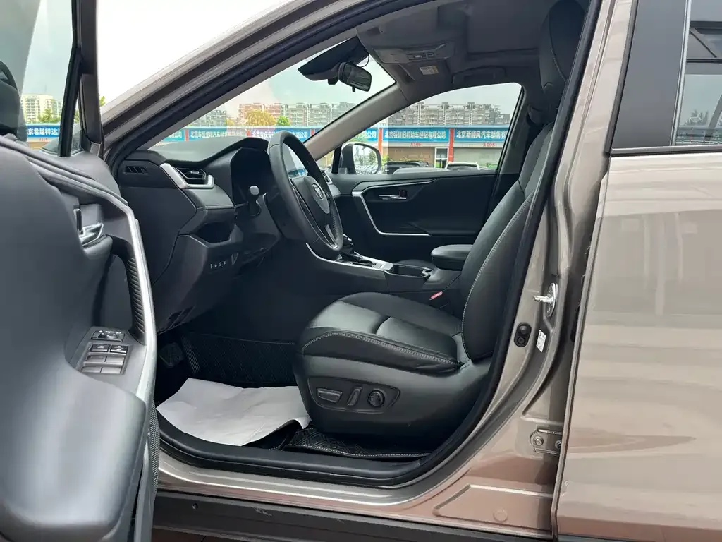 Toyota RAV4 — фото 2