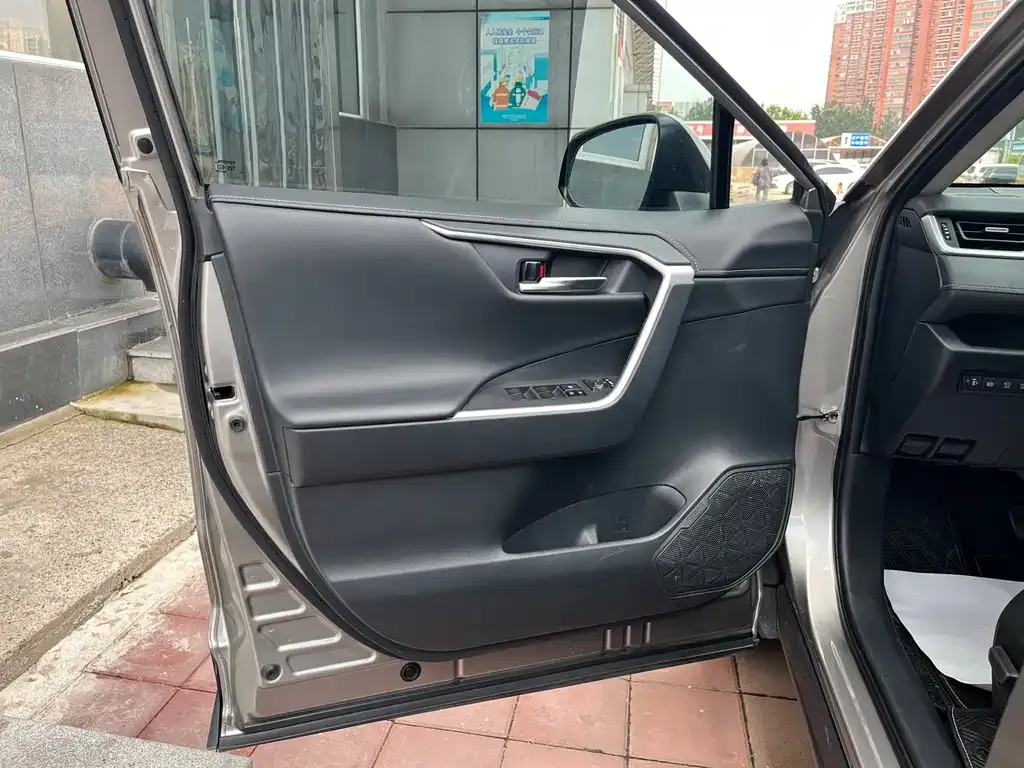 Toyota RAV4 — фото 9