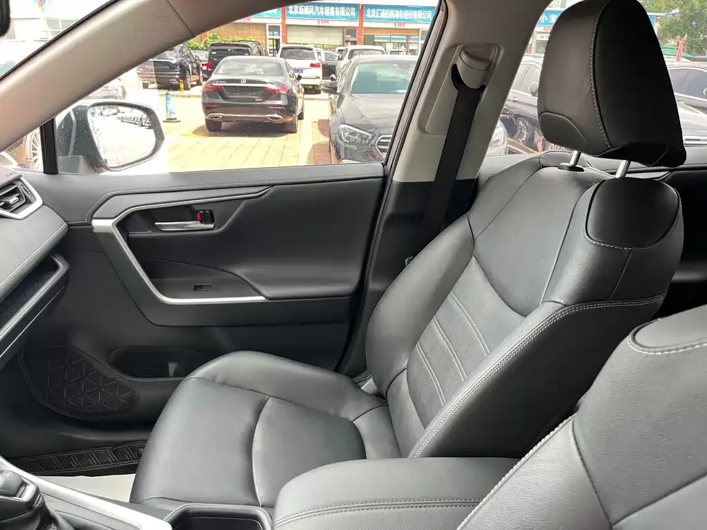 Toyota RAV4 — фото 4