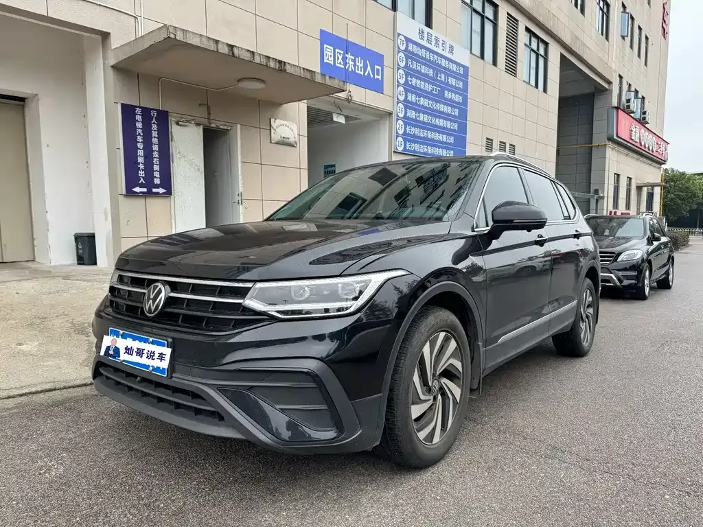 Volkswagen Tiguan L — фото 1
