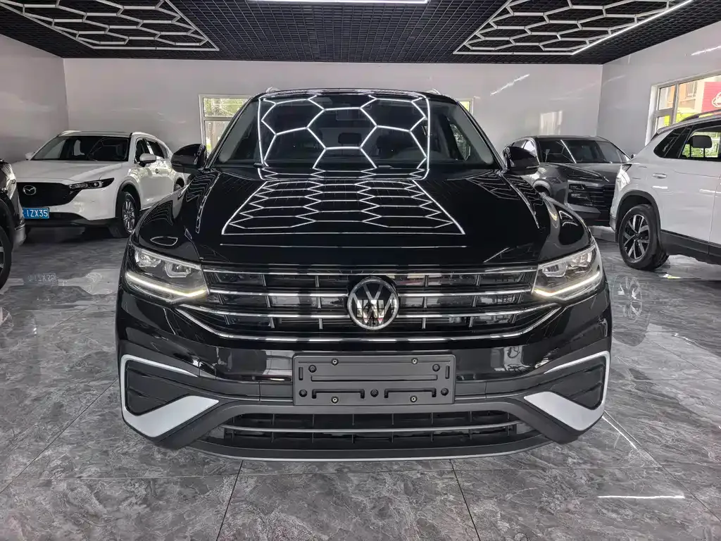 Volkswagen Tiguan L — фото 1