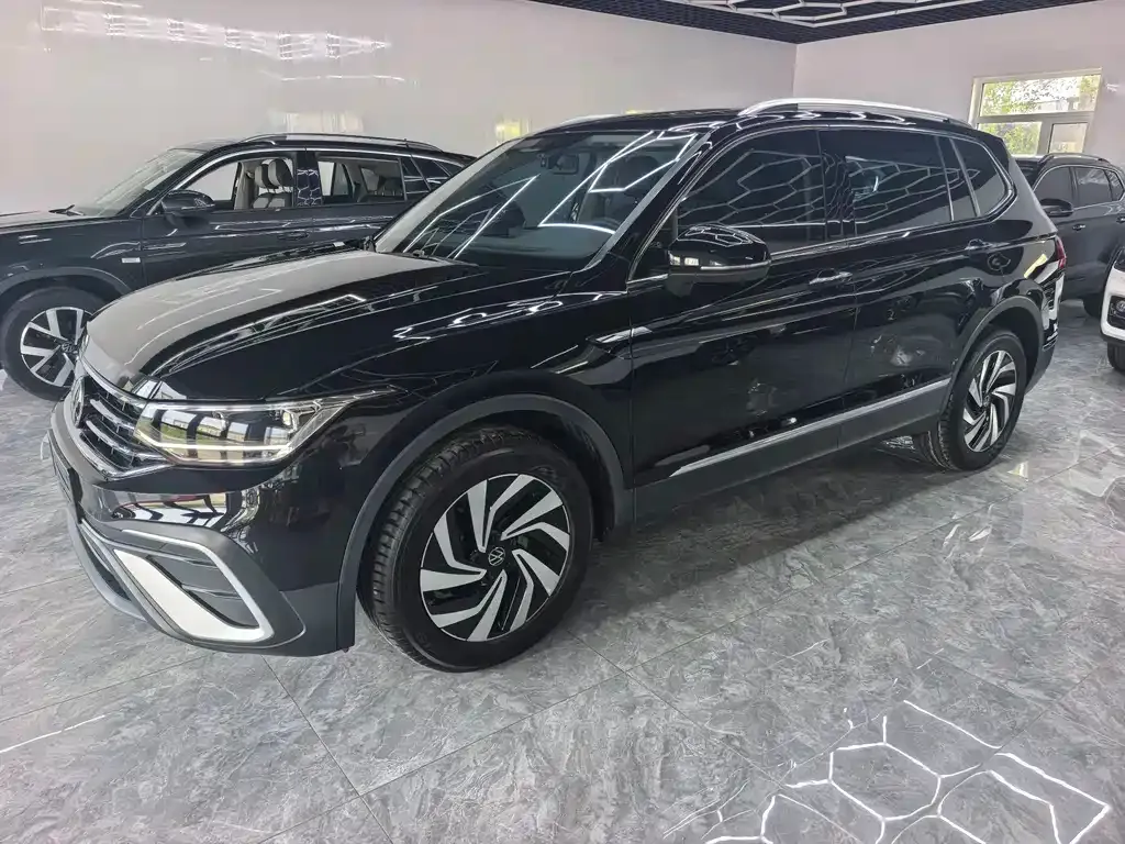 Volkswagen Tiguan L — фото 10